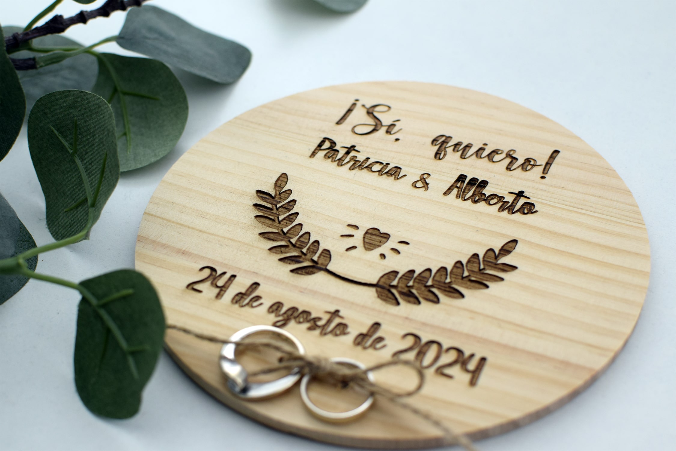 Portaalianzas-madera-personalizado-novios-boda